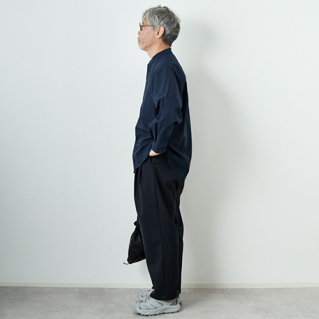 STILL BY HAND [スティルバイハンド] 別注 ツータックテーパードパンツ [2501JF-EX02-JF] BLACK NAVY &&モデル身長：174cm 着用サイズ：48&&