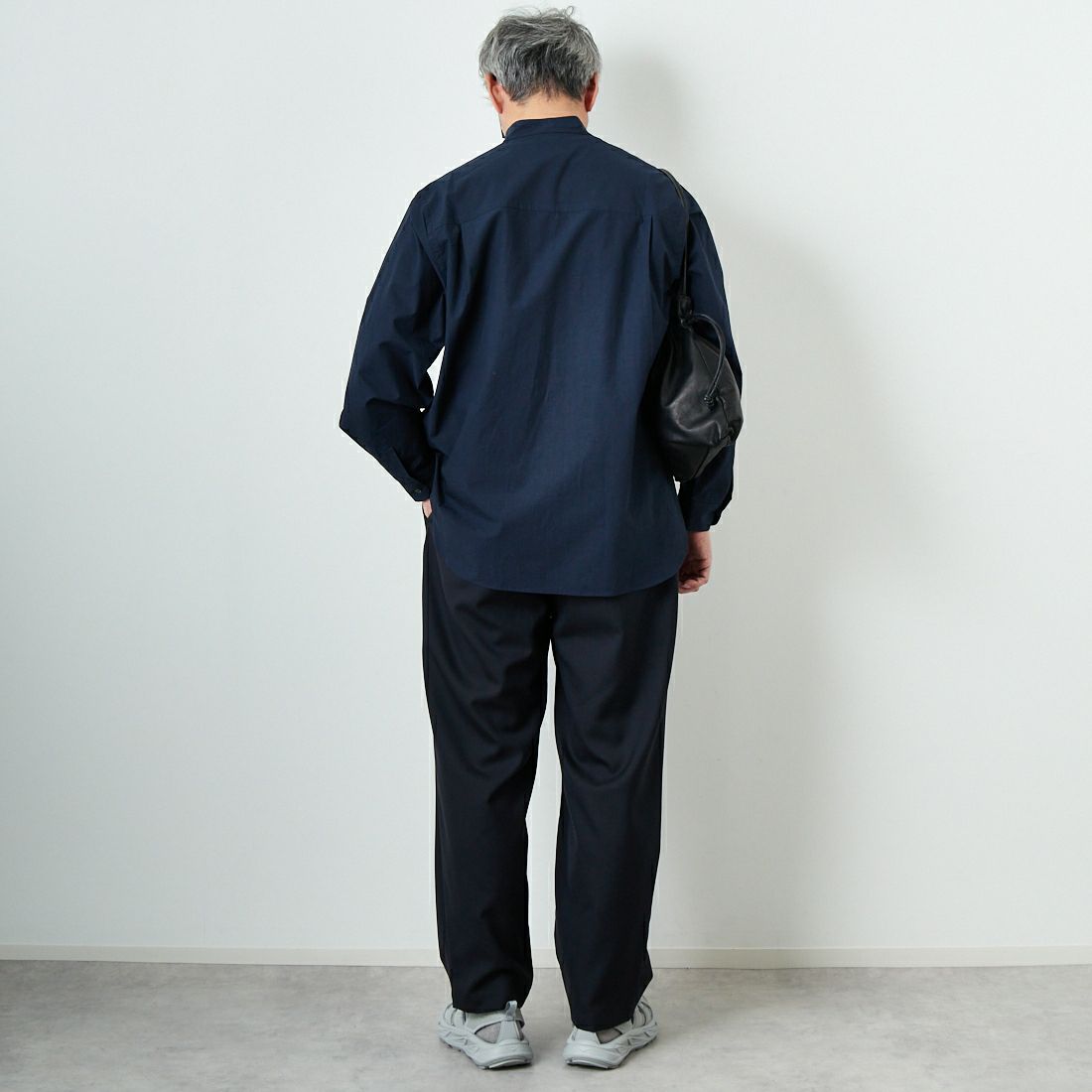 STILL BY HAND [スティルバイハンド] 別注 ツータックテーパードパンツ [2501JF-EX02-JF] BLACK NAVY &&モデル身長：174cm 着用サイズ：48&&
