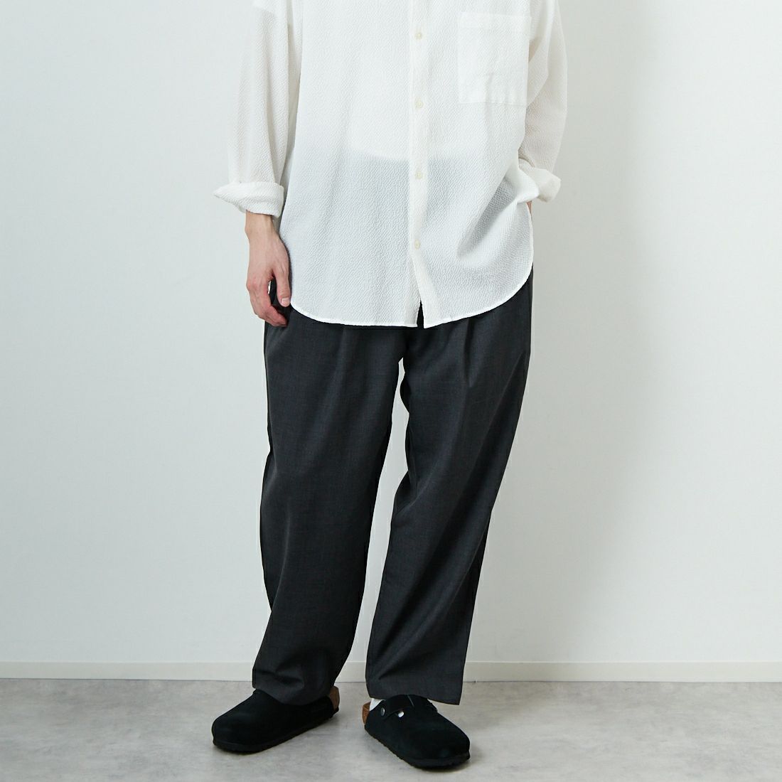STILL BY HAND [スティルバイハンド] 別注 ツータックテーパードパンツ [2501JF-EX02-JF] CHARCOAL&&モデル身長：168cm 着用サイズ：46&&