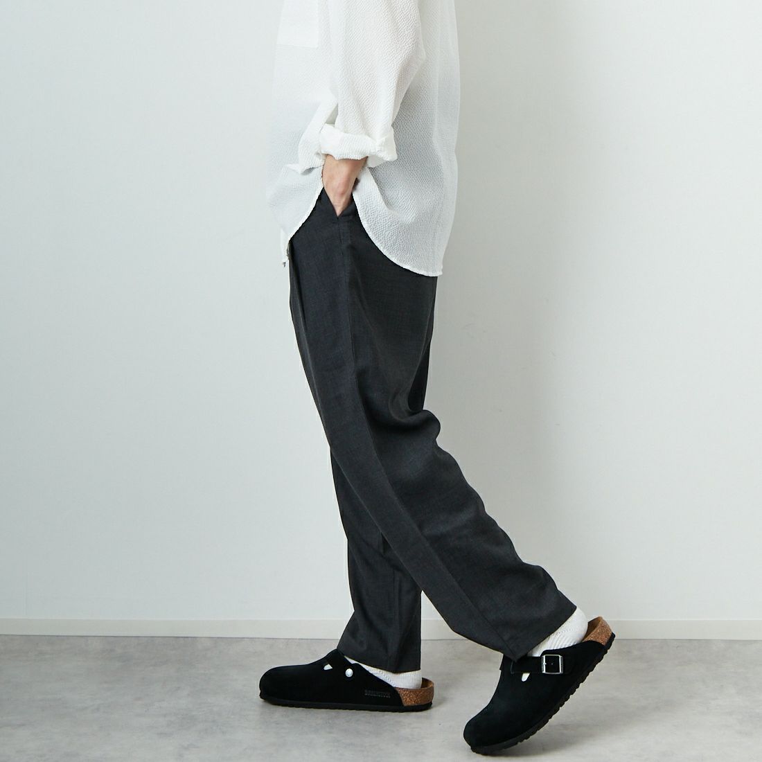 STILL BY HAND [スティルバイハンド] 別注 ツータックテーパードパンツ [2501JF-EX02-JF] CHARCOAL&&モデル身長：168cm 着用サイズ：46&&