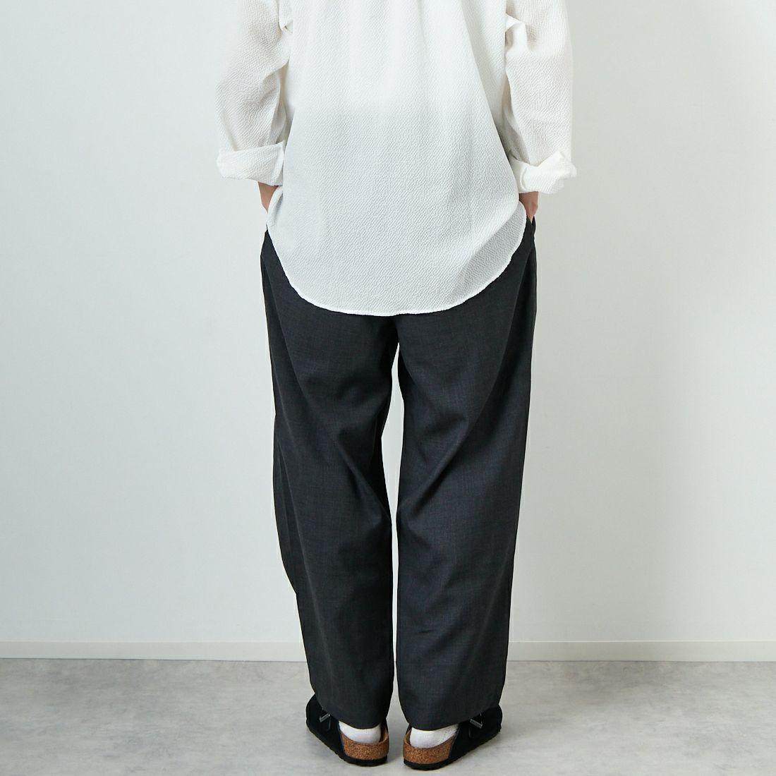 STILL BY HAND [スティルバイハンド] 別注 ツータックテーパードパンツ [2501JF-EX02-JF] CHARCOAL&&モデル身長：168cm 着用サイズ：46&&