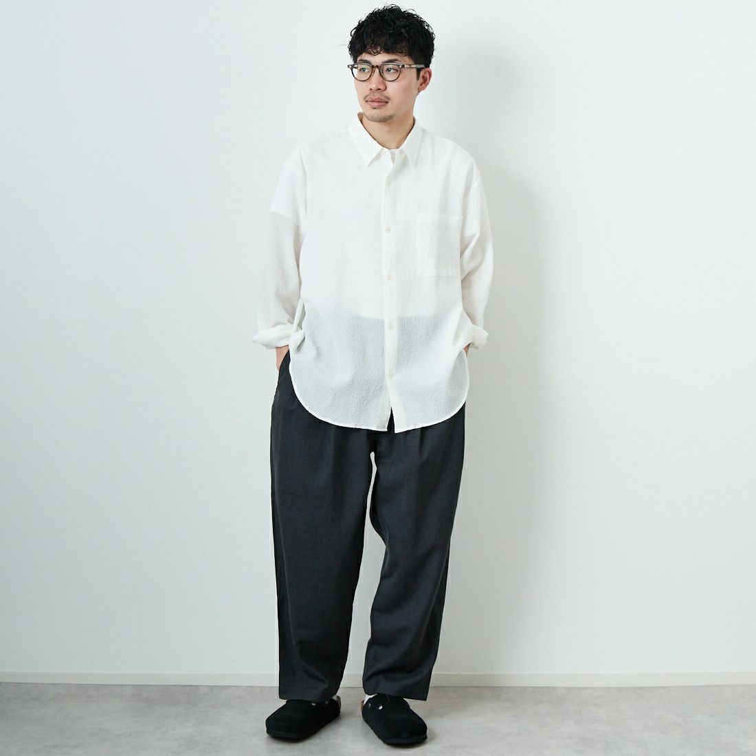 STILL BY HAND [スティルバイハンド] 別注 ツータックテーパードパンツ [2501JF-EX02-JF] CHARCOAL&&モデル身長：168cm 着用サイズ：46&&