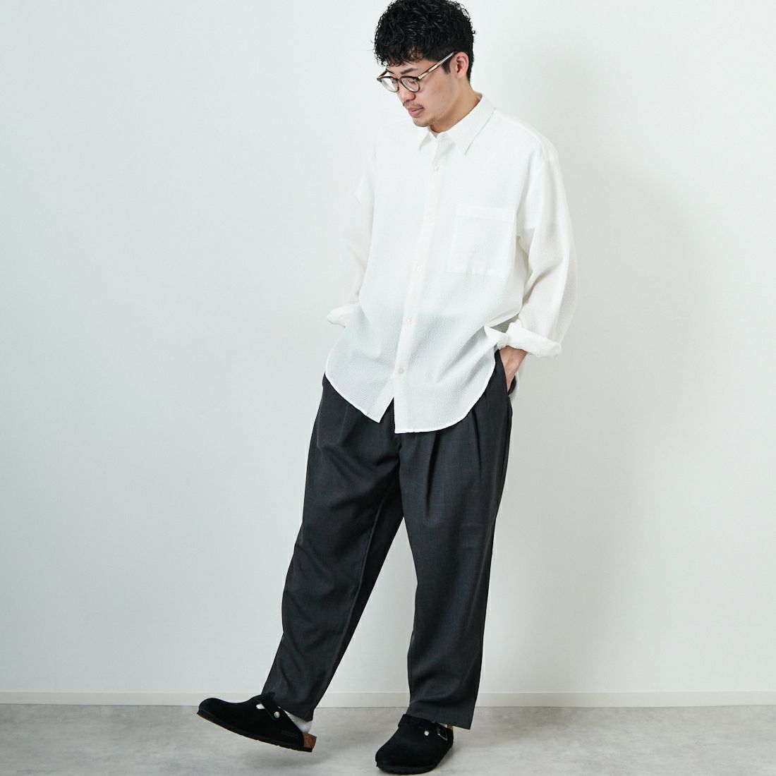 STILL BY HAND [スティルバイハンド] 別注 ツータックテーパードパンツ [2501JF-EX02-JF] CHARCOAL&&モデル身長：168cm 着用サイズ：46&&