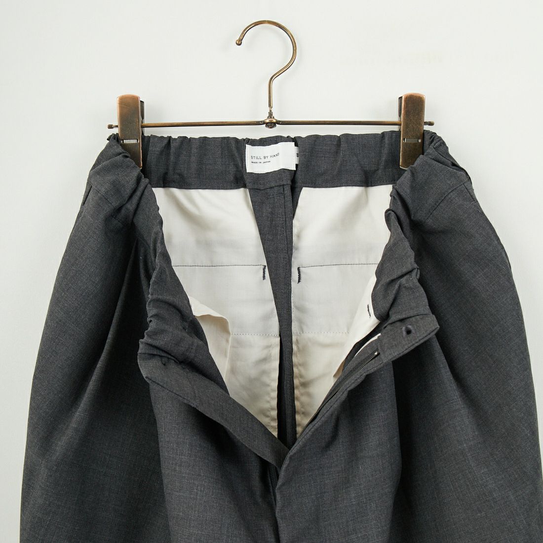 STILL BY HAND [スティルバイハンド] 別注 ツータックテーパードパンツ [2501JF-EX02-JF] CHARCOAL