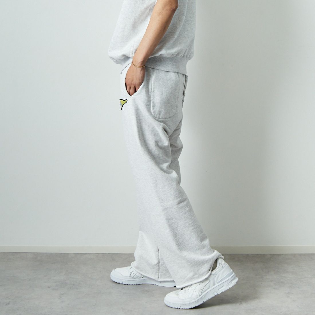 BOW WOW [バウワウ] ウィングパッチ スウェットパンツ [BW251-WIPSP] M.GRAY &&モデル身長：179cm 着用サイズ：L&&
