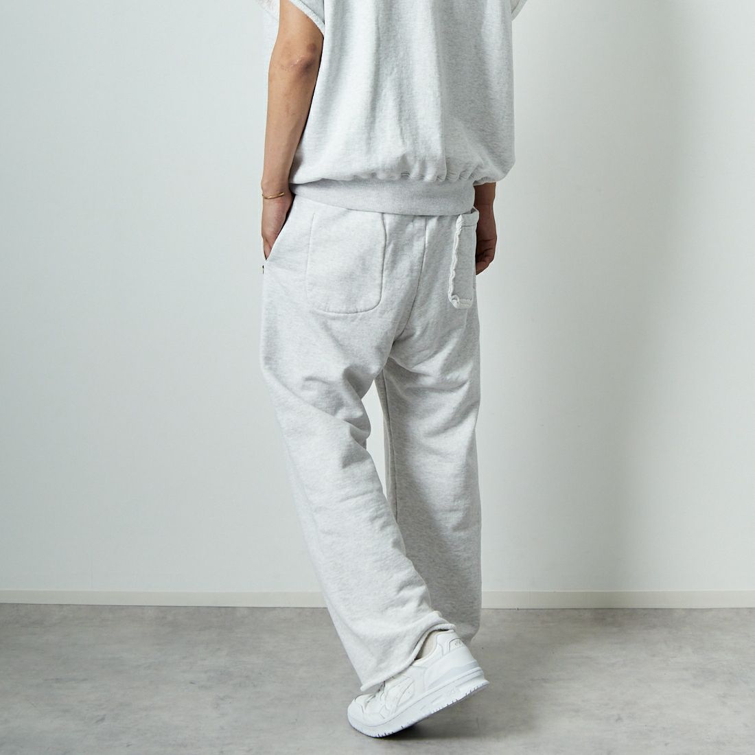 BOW WOW [バウワウ] ウィングパッチ スウェットパンツ [BW251-WIPSP] M.GRAY &&モデル身長：179cm 着用サイズ：L&&