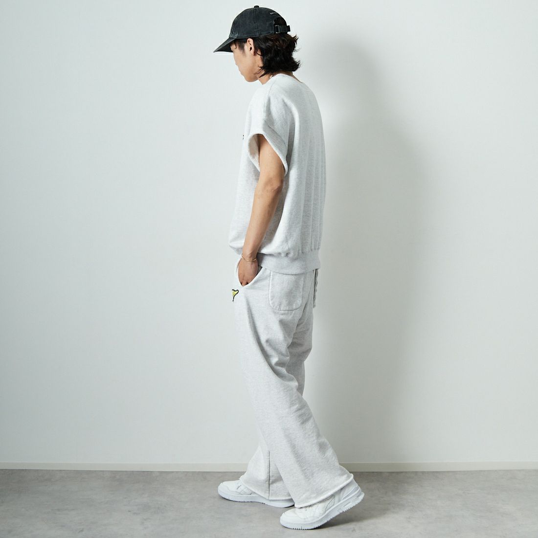 BOW WOW [バウワウ] ウィングパッチ スウェットパンツ [BW251-WIPSP] M.GRAY &&モデル身長：179cm 着用サイズ：L&&