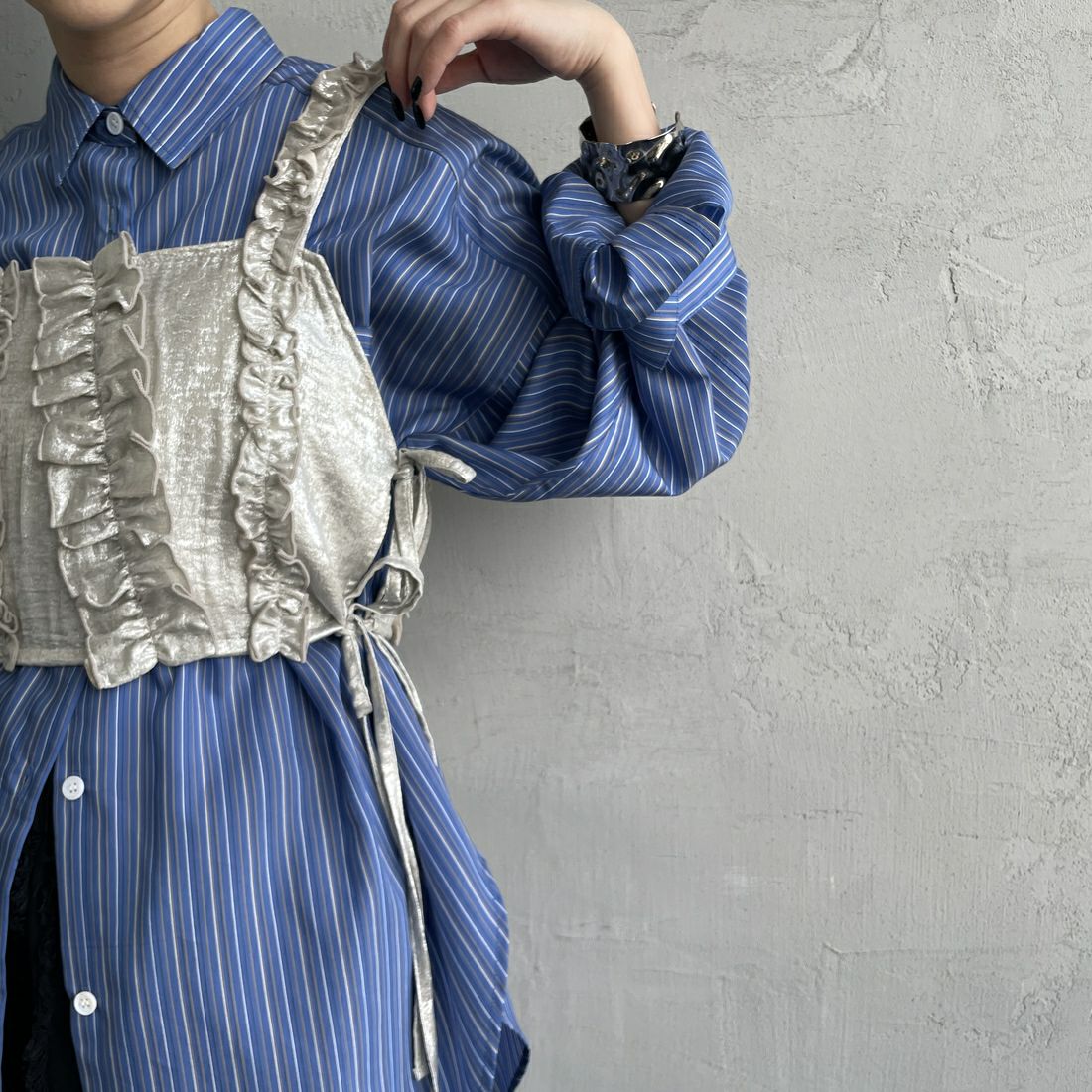 nenom [ネノム] マルチWAY箔フリルビスチェ [NE25112001] 02 OFF &&モデル身長：150cm 着用サイズ：F&&