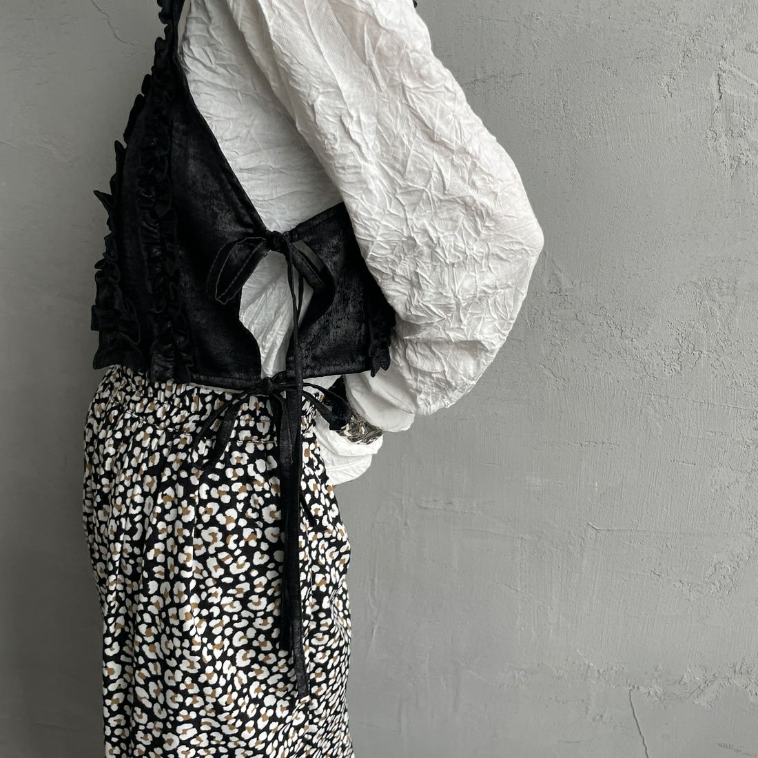 nenom [ネノム] マルチWAY箔フリルビスチェ [NE25112001] 09 BLACK &&モデル身長：150cm 着用サイズ：F&&