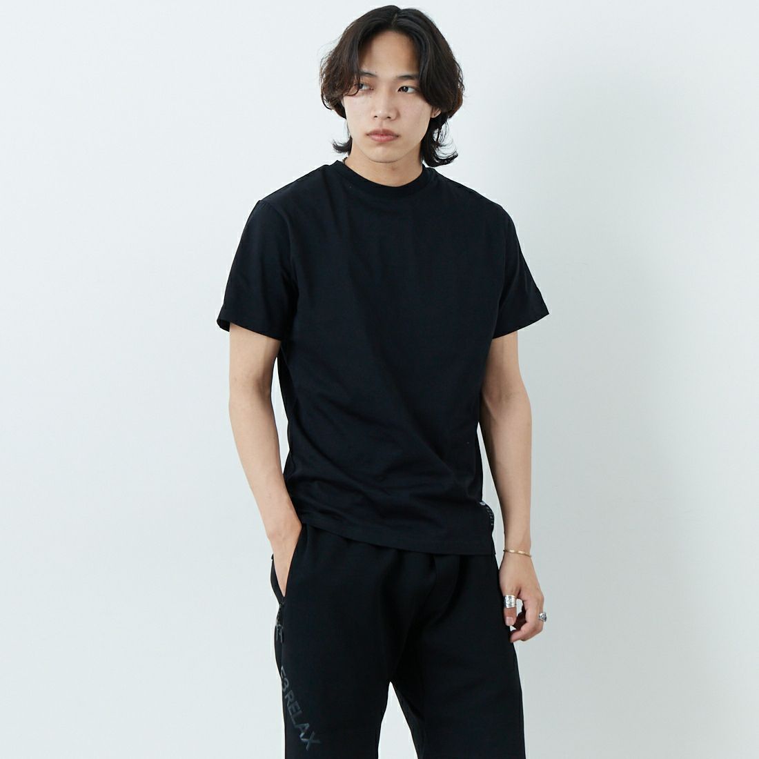 1PIU1UGUALE3 RELAX [ウノ ピゥ ウノ ウグァーレ トレ] パッチデザインロゴ半袖Tシャツ [UST-25064] SN90 BLACK &&モデル身長：179cm 着用サイズ：M&&