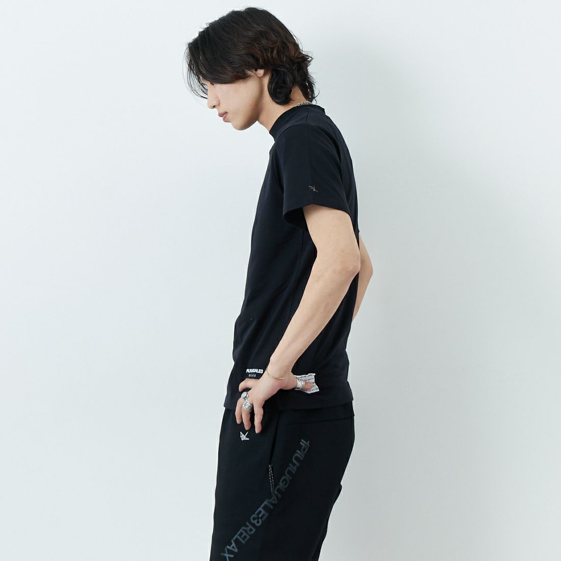 1PIU1UGUALE3 RELAX [ウノ ピゥ ウノ ウグァーレ トレ] パッチデザインロゴ半袖Tシャツ [UST-25064] SN90 BLACK &&モデル身長：179cm 着用サイズ：M&&