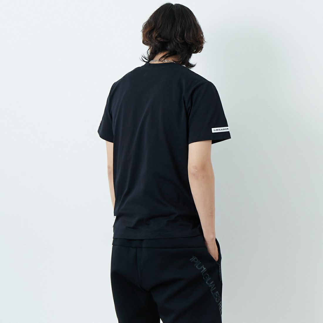 1PIU1UGUALE3 RELAX [ウノ ピゥ ウノ ウグァーレ トレ] パッチデザインロゴ半袖Tシャツ [UST-25064] SN90 BLACK &&モデル身長：179cm 着用サイズ：M&&