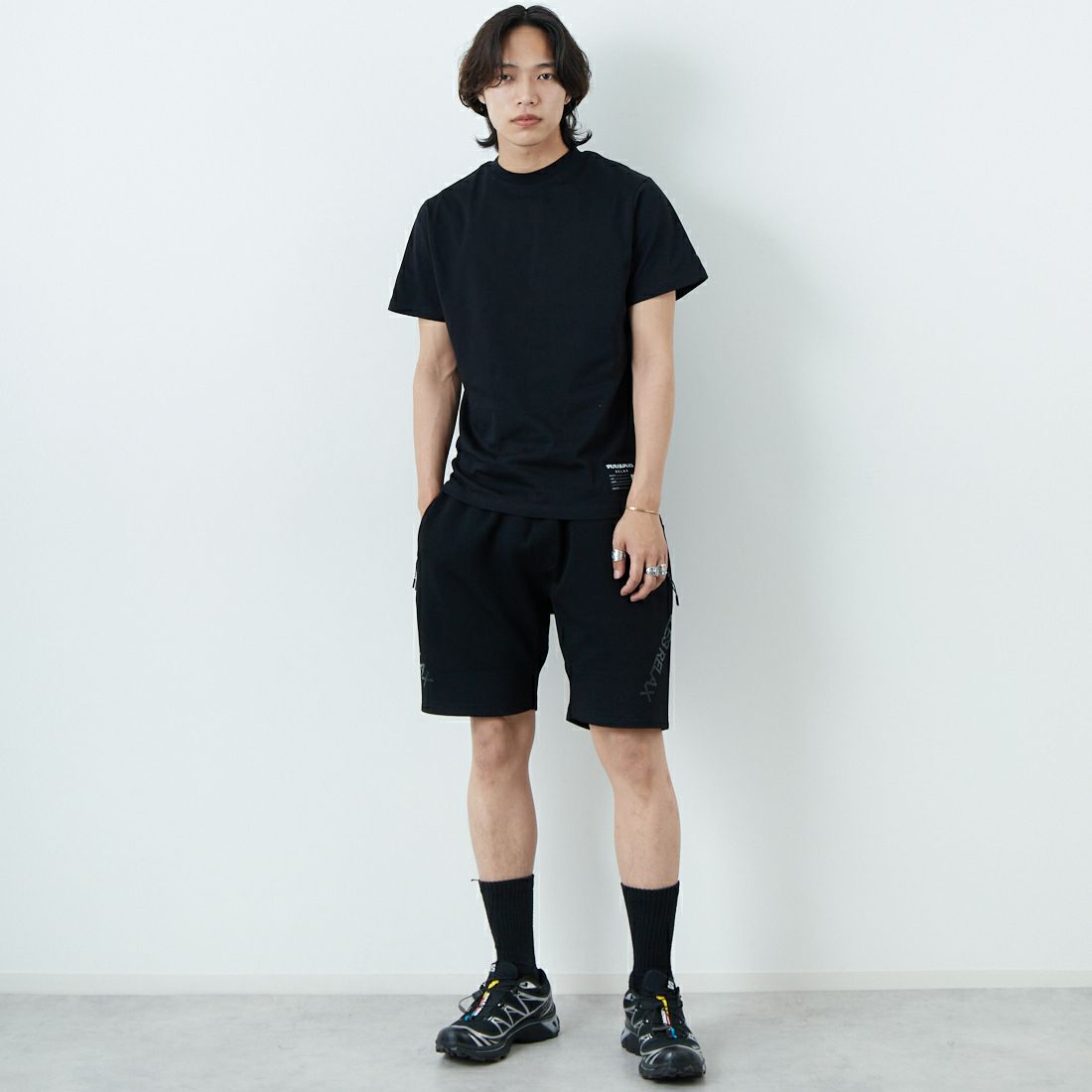 1PIU1UGUALE3 RELAX [ウノ ピゥ ウノ ウグァーレ トレ] パッチデザインロゴ半袖Tシャツ [UST-25064] SN90 BLACK &&モデル身長：179cm 着用サイズ：M&&