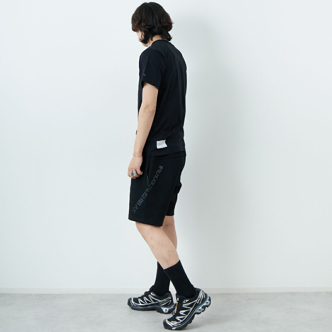 1PIU1UGUALE3 RELAX [ウノ ピゥ ウノ ウグァーレ トレ] パッチデザインロゴ半袖Tシャツ [UST-25064] SN90 BLACK &&モデル身長：179cm 着用サイズ：M&&