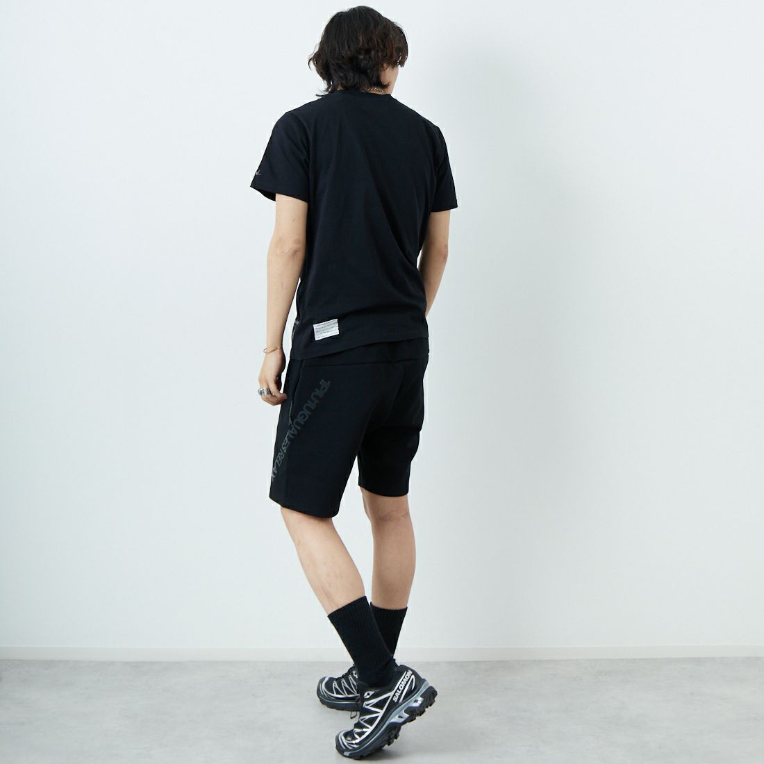 1PIU1UGUALE3 RELAX [ウノ ピゥ ウノ ウグァーレ トレ] パッチデザインロゴ半袖Tシャツ [UST-25064] SN90 BLACK &&モデル身長：179cm 着用サイズ：M&&