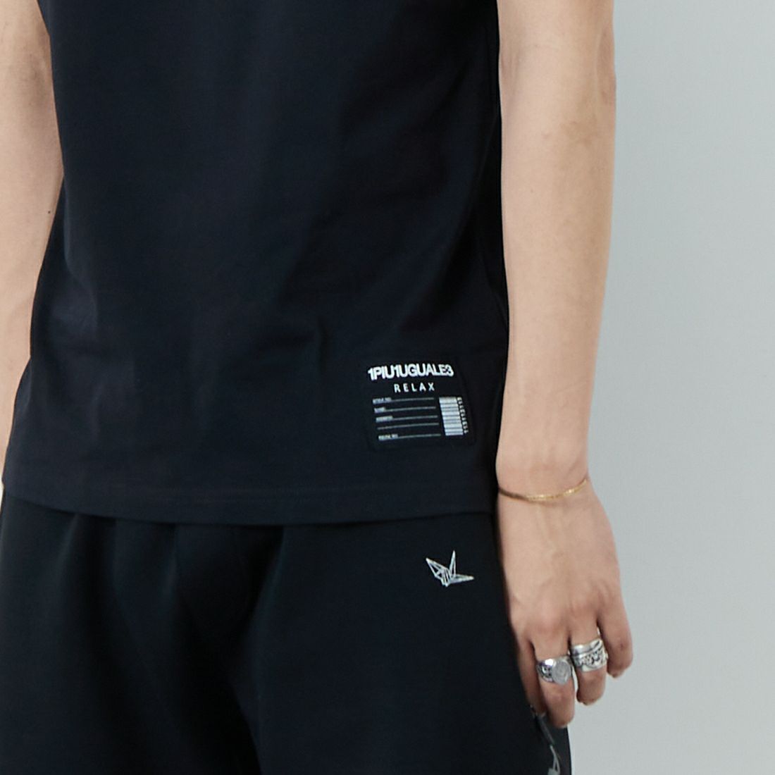 1PIU1UGUALE3 RELAX [ウノ ピゥ ウノ ウグァーレ トレ] パッチデザインロゴ半袖Tシャツ [UST-25064] SN90 BLACK