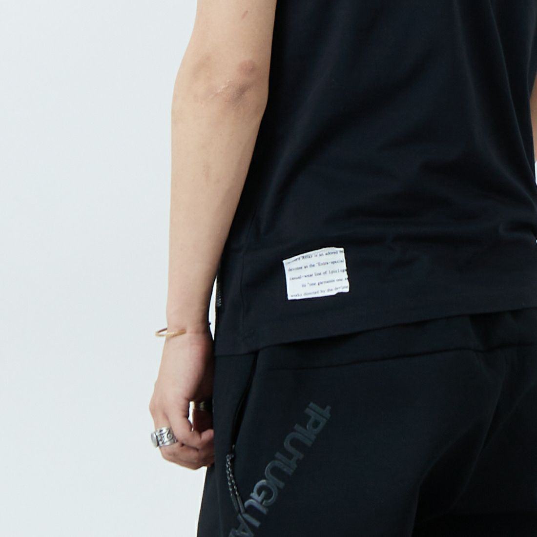 1PIU1UGUALE3 RELAX [ウノ ピゥ ウノ ウグァーレ トレ] パッチデザインロゴ半袖Tシャツ [UST-25064] SN90 BLACK