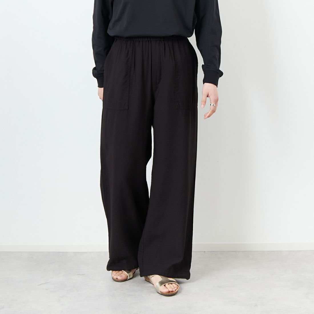 SOMETHING [サムシング] ウエストゴムSLパラシュートワイドパンツ [SN9008] 5075 BLACK &&モデル身長：160cm 着用サイズ：F&&