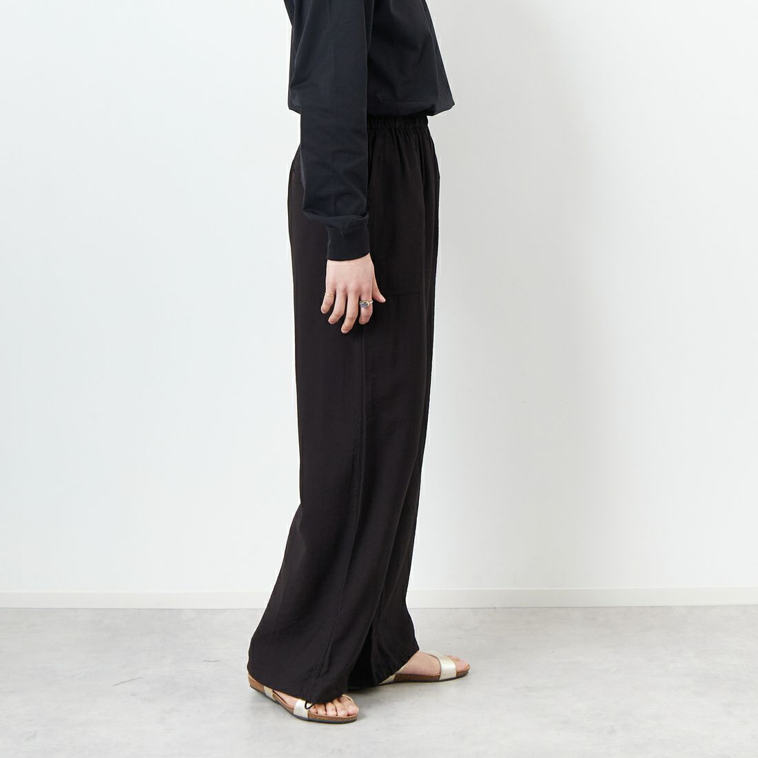 SOMETHING [サムシング] ウエストゴムSLパラシュートワイドパンツ [SN9008] 5075 BLACK &&モデル身長：160cm 着用サイズ：F&&