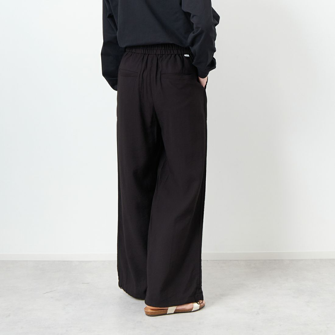 SOMETHING [サムシング] ウエストゴムSLパラシュートワイドパンツ [SN9008] 5075 BLACK &&モデル身長：160cm 着用サイズ：F&&