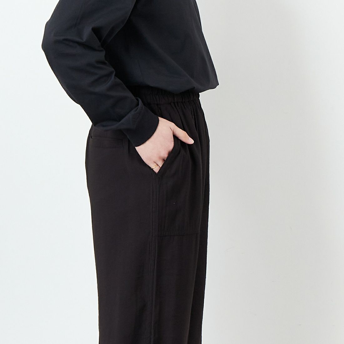 SOMETHING [サムシング] ウエストゴムSLパラシュートワイドパンツ [SN9008] 5075 BLACK &&モデル身長：160cm 着用サイズ：F&&