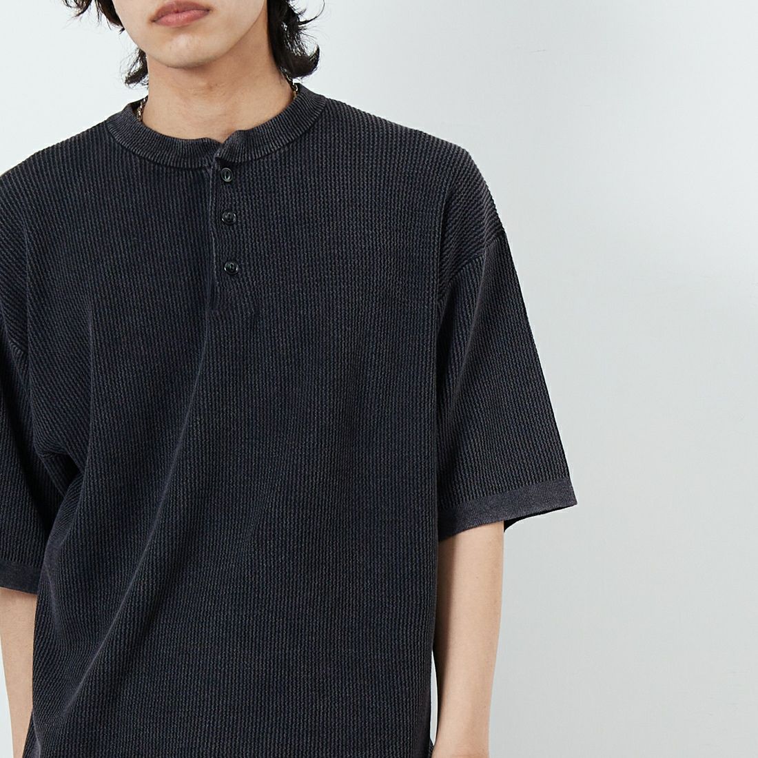 Health knit [ヘルスニット] ヘンリーネック ショートスリーブTシャツ [HR25S-M112] INK BLACK &&モデル身長：179cm 着用サイズ：L&&