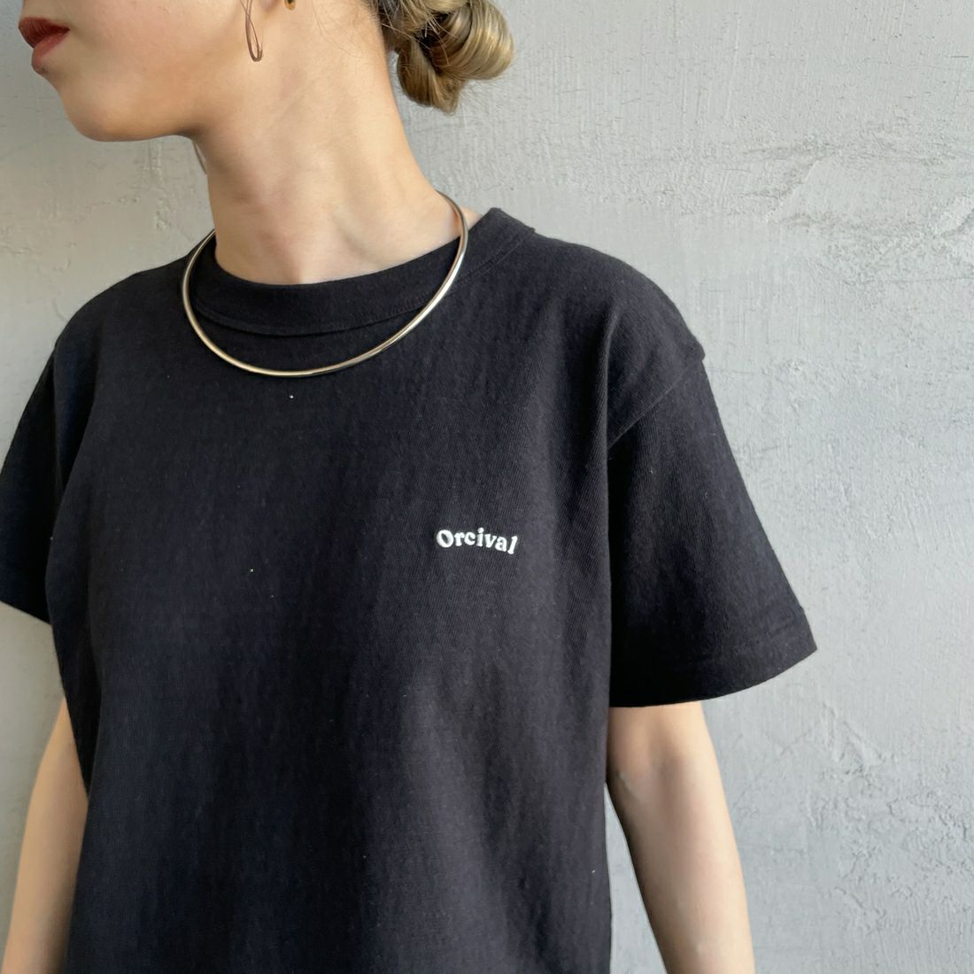 ORCIVAL [オーシバル] ロゴ刺繍ショートスリーブTシャツ [OR-C0418MIT] BLACK &&モデル身長：150cm 着用サイズ：2&&
