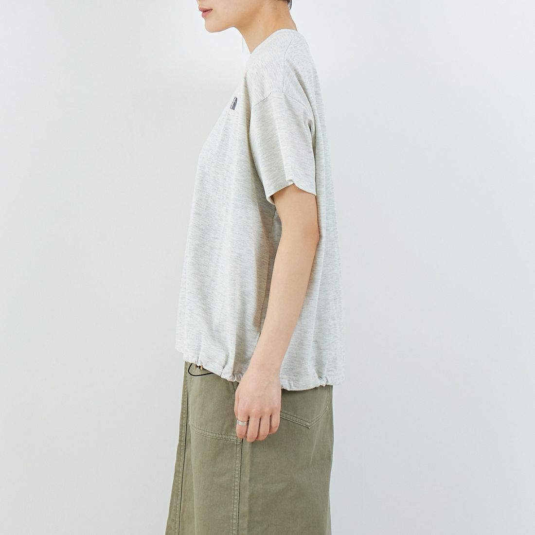 THE NORTH FACE [ザ ノースフェイス] マテリアルフラワーTシャツ [NTW12501] OM &&モデル身長：160cm 着用サイズ：L&&