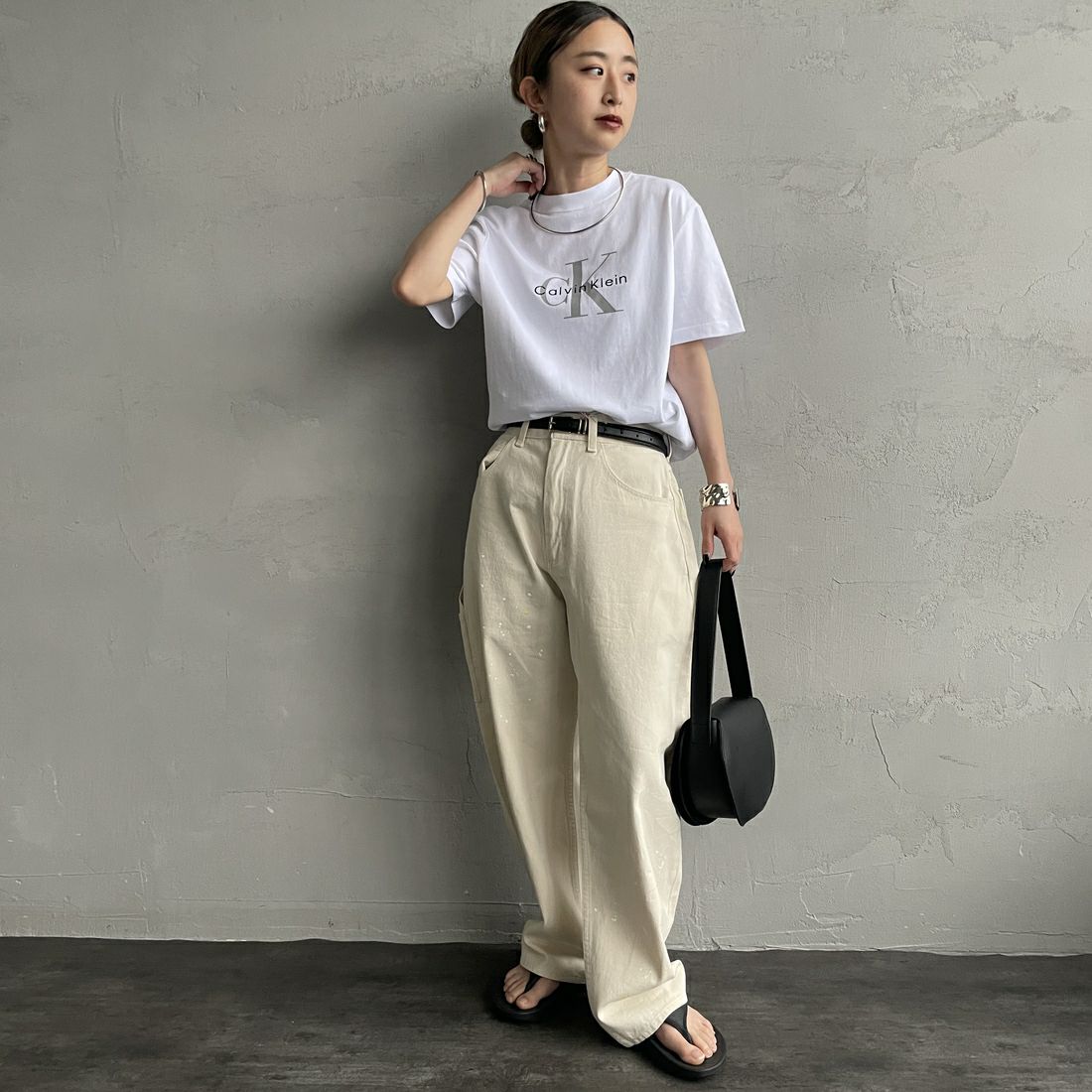Calvin Klein [カルバンクライン] モノグラムクルーネックショートスリーブTシャツ [47B865G] YAA &&モデル身長：150cm 着用サイズ：XS&&