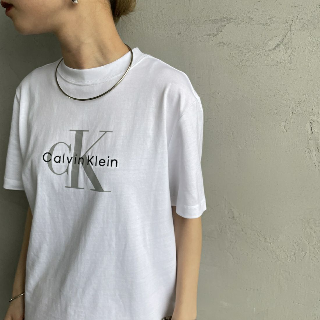 Calvin Klein [カルバンクライン] モノグラムクルーネックショートスリーブTシャツ [47B865G] YAA &&モデル身長：150cm 着用サイズ：XS&&