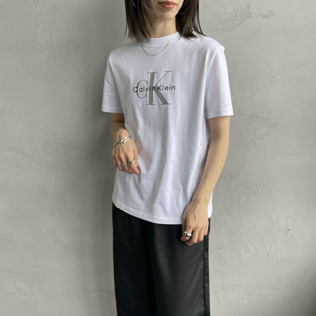 Calvin Klein [カルバンクライン] モノグラムクルーネックショートスリーブTシャツ [47B865G] YAA &&モデル身長：158cm 着用サイズ：XS&&