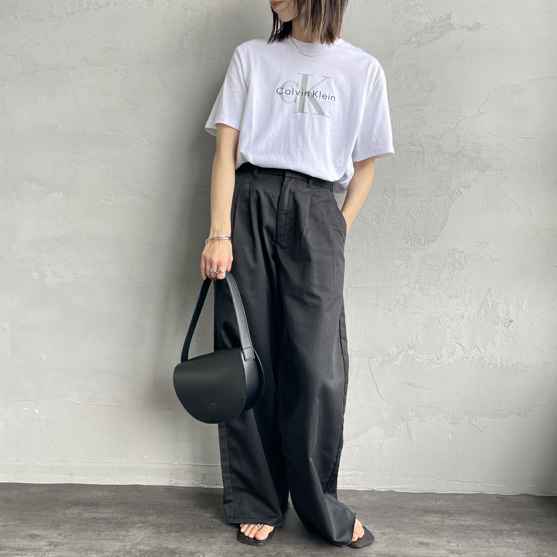 Calvin Klein [カルバンクライン] ショートスリーブモノグラムプリントTシャツ [4RB862G] YAA &&モデル身長：158cm 着用サイズ：XS&&
