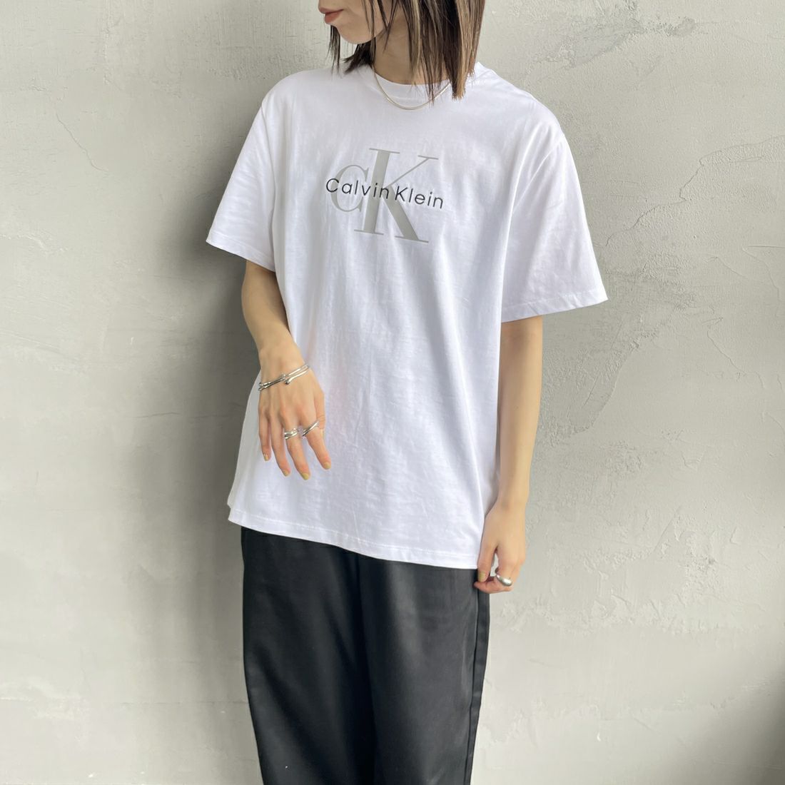 Calvin Klein [カルバンクライン] ショートスリーブモノグラムプリントTシャツ [4RB862G] YAA &&モデル身長：158cm 着用サイズ：XS&&