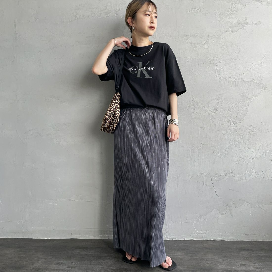 Calvin Klein [カルバンクライン] ショートスリーブモノグラムプリントTシャツ [4RB862G] UB1 &&モデル身長：150cm 着用サイズ：XS&&