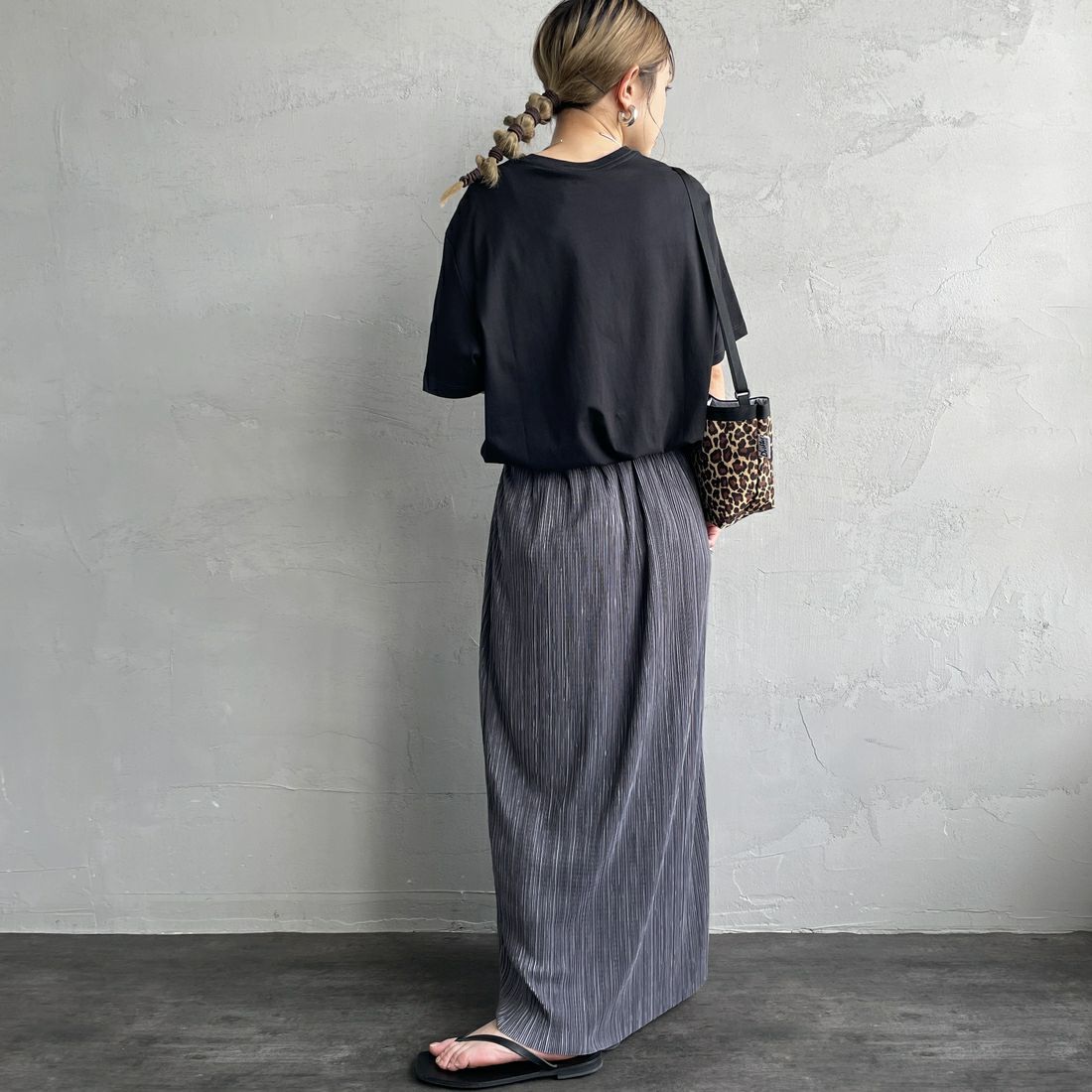 Calvin Klein [カルバンクライン] ショートスリーブモノグラムプリントTシャツ [4RB862G] UB1 &&モデル身長：150cm 着用サイズ：XS&&