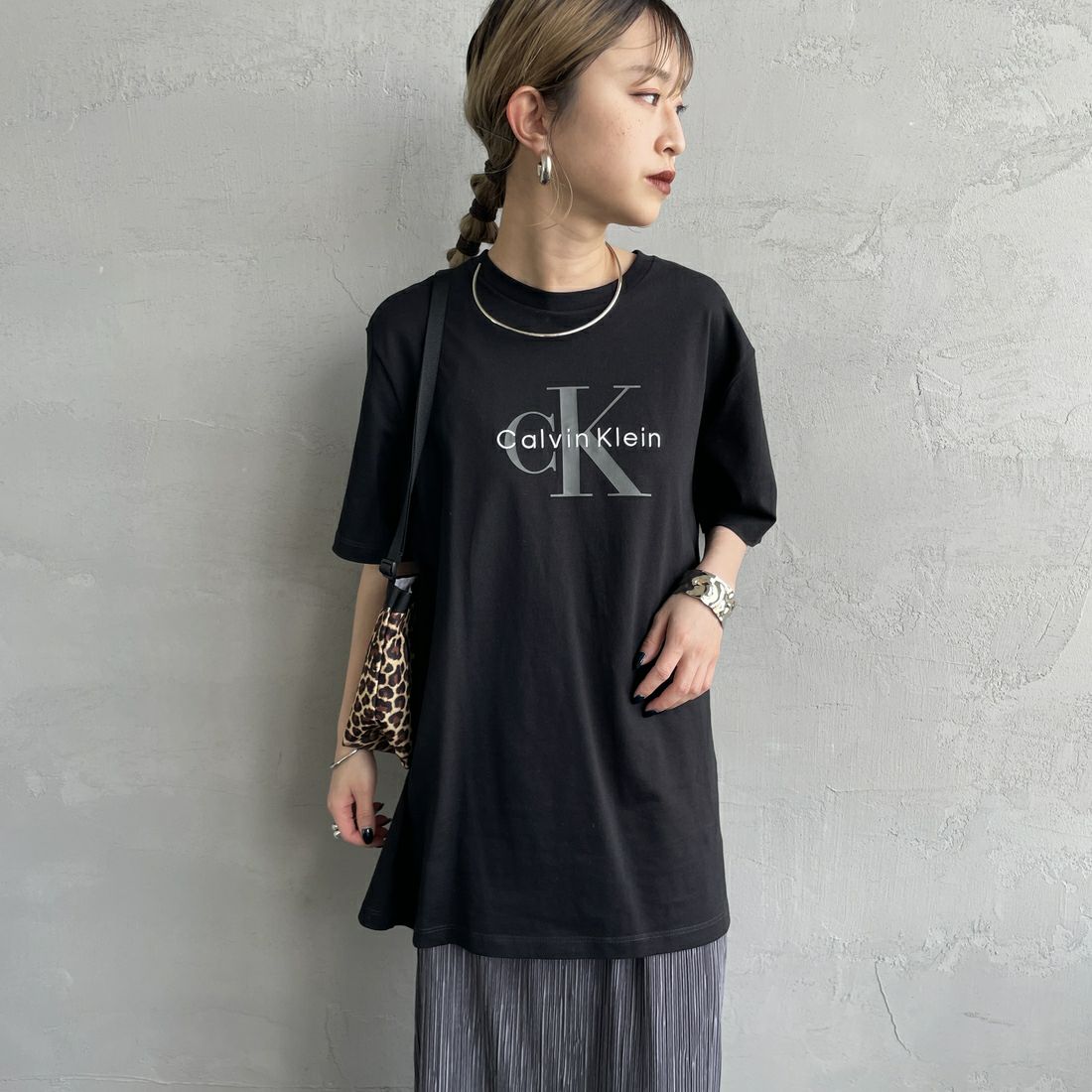 Calvin Klein [カルバンクライン] ショートスリーブモノグラムプリントTシャツ [4RB862G] UB1 &&モデル身長：150cm 着用サイズ：XS&&