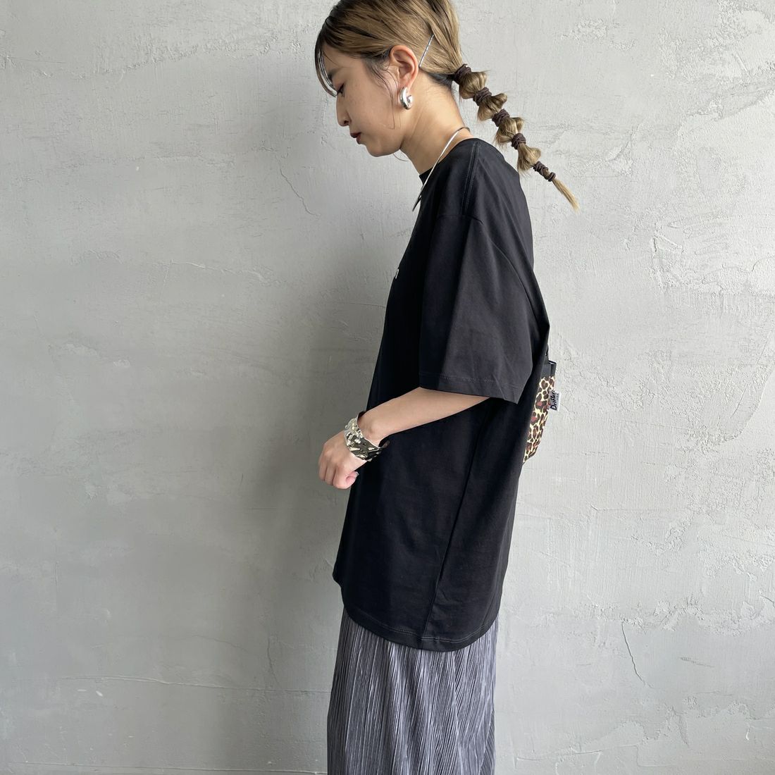 Calvin Klein [カルバンクライン] ショートスリーブモノグラムプリントTシャツ [4RB862G] UB1 &&モデル身長：150cm 着用サイズ：XS&&