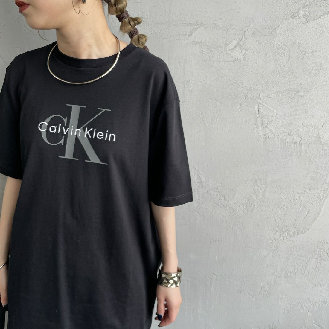 Calvin Klein [カルバンクライン] ショートスリーブモノグラムプリントTシャツ [4RB862G] UB1 &&モデル身長：150cm 着用サイズ：XS&&