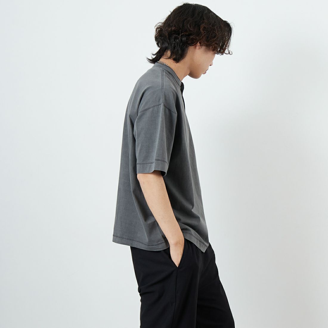 Health knit [ヘルスニット] ヘンリーネック 半袖Tシャツ(Sulfur dye) [HR25S-M104] L.GRAY &&モデル身長：179cm 着用サイズ：L&&