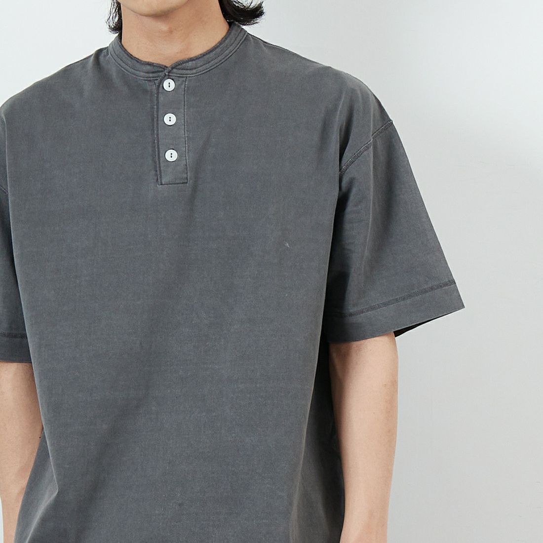Health knit [ヘルスニット] ヘンリーネック 半袖Tシャツ(Sulfur dye) [HR25S-M104] L.GRAY &&モデル身長：179cm 着用サイズ：L&&