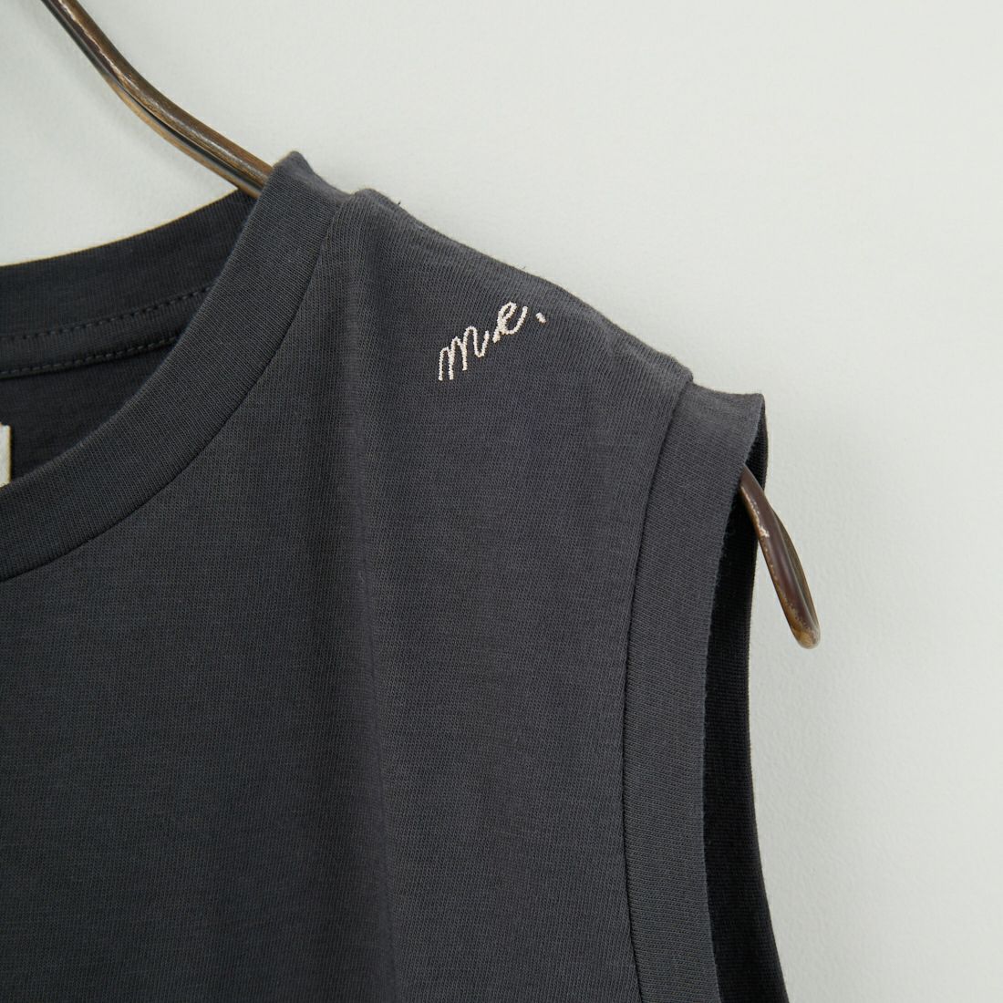 me. [ミードット] EMBRODERY タンクトップ [ME-24404] 289 CHARCO