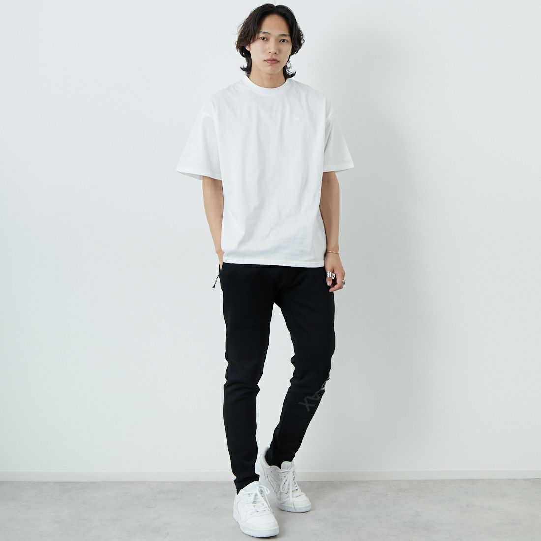 1PIU1UGUALE3 RELAX [ウノ ピゥ ウノ ウグァーレ トレ] シンプル ロゴ Tシャツ [UST-25058] SN10 WHITE &&モデル身長：179cm 着用サイズ：M&&