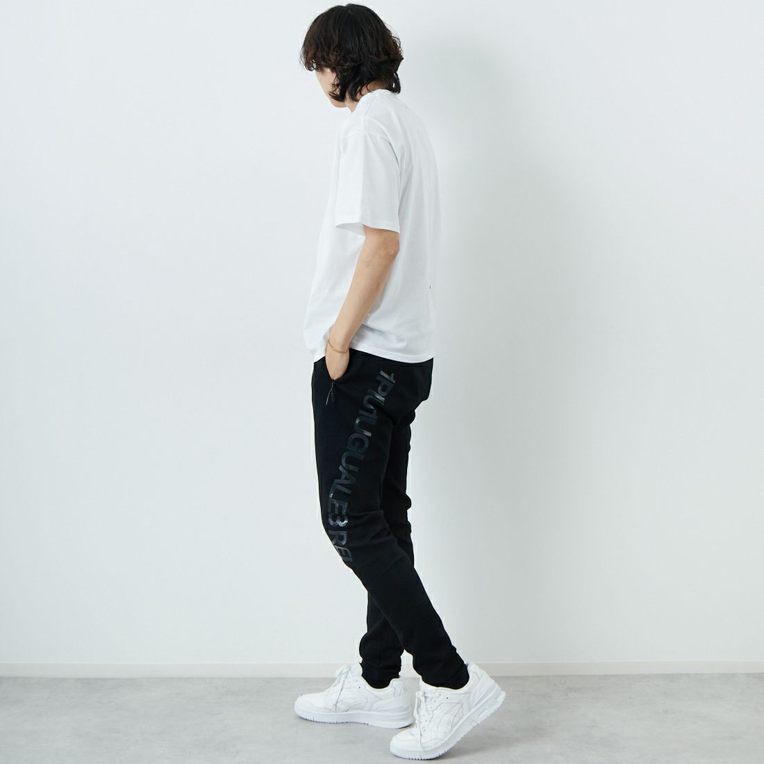 1PIU1UGUALE3 RELAX [ウノ ピゥ ウノ ウグァーレ トレ] シンプル ロゴ Tシャツ [UST-25058] SN10 WHITE &&モデル身長：179cm 着用サイズ：M&&