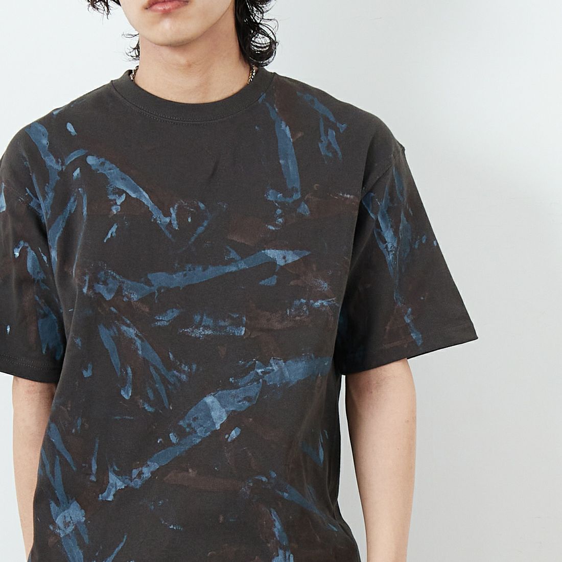 iori [イオリ] 別注 プリントTシャツ [IP118-JF] CHARCOAL &&モデル身長：179cm 着用サイズ：M&&