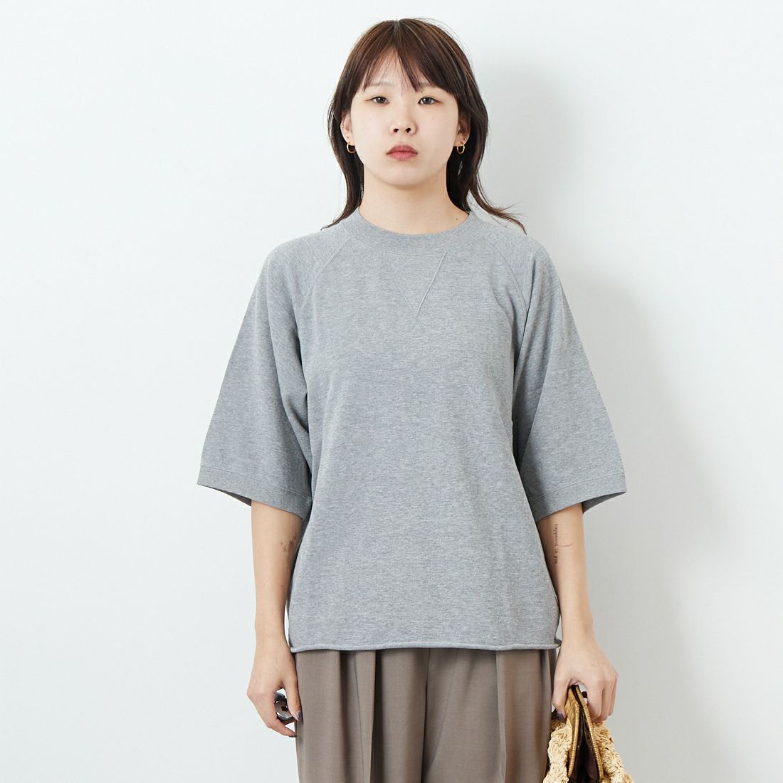 THE SHINZONE [ザ シンゾーン] INLAYED ハーフスリーブTシャツ [25SMSCU03] 06 GRAY &&モデル身長：167cm 着用サイズ：F0&&