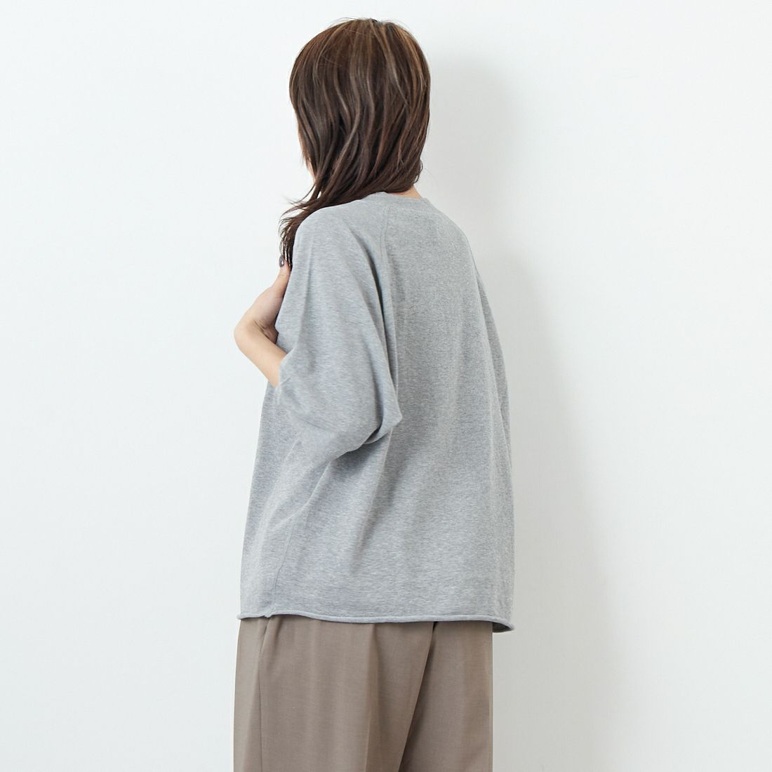 THE SHINZONE [ザ シンゾーン] INLAYED ハーフスリーブTシャツ [25SMSCU03] 06 GRAY &&モデル身長：167cm 着用サイズ：F0&&