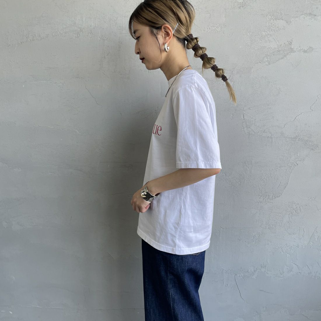 THE SHINZONE [ザ シンゾーン] CABINE TELEPHONIQUE Tシャツ [25SMSCU15] 01 WHITE &&モデル身長：150cm 着用サイズ：F0&&