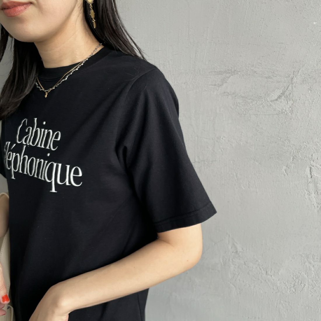 THE SHINZONE [ザ シンゾーン] CABINE TELEPHONIQUE Tシャツ [25SMSCU15] 07 BLACK &&モデル身長：160cm 着用サイズ：F0&&