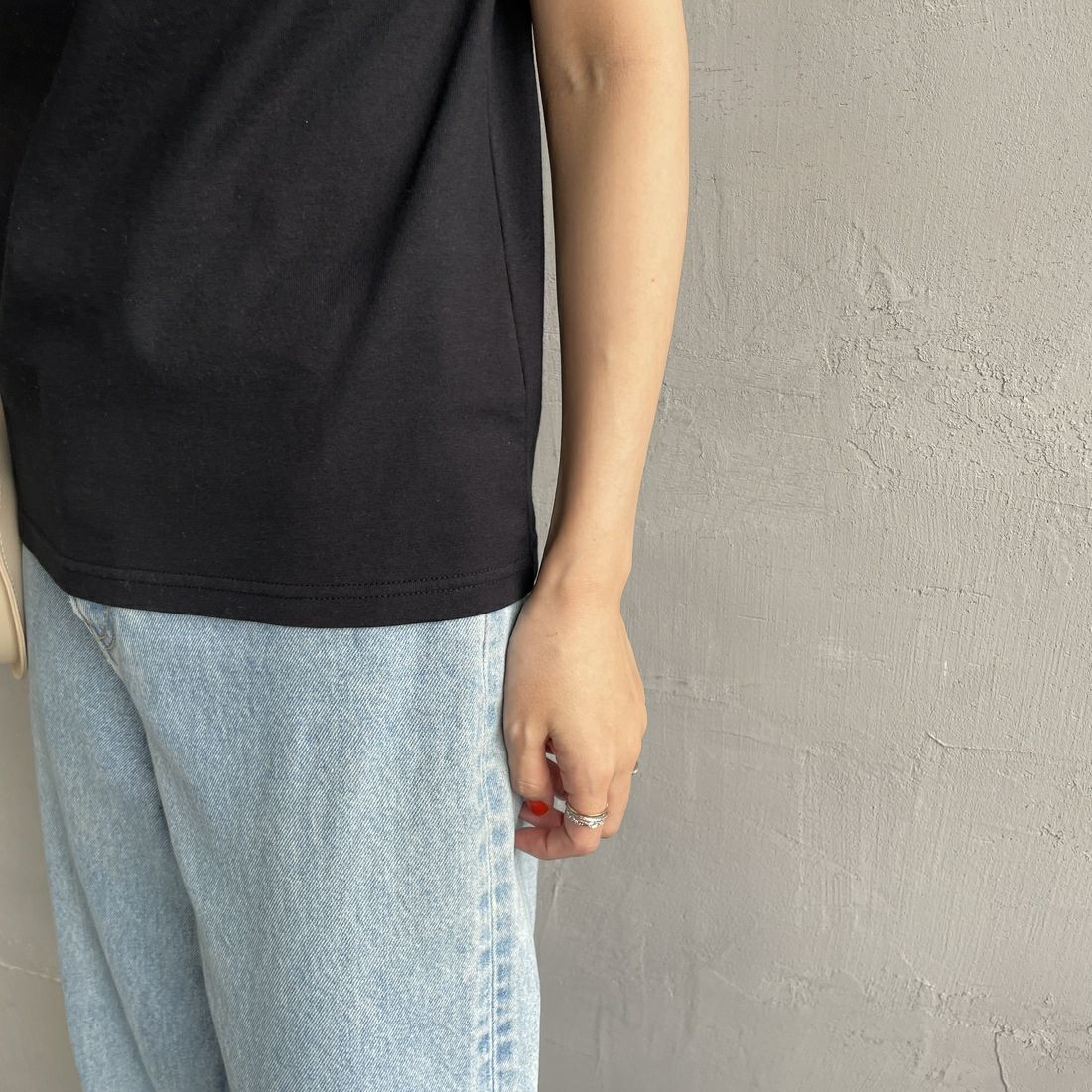 THE SHINZONE [ザ シンゾーン] CABINE TELEPHONIQUE Tシャツ [25SMSCU15] 07 BLACK &&モデル身長：160cm 着用サイズ：F0&&