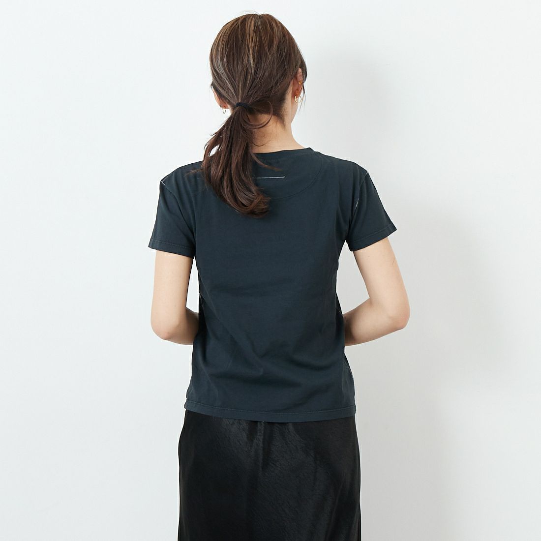 MM6 Maison Margiela [エムエムシックス メゾン マルジェラ] クルーネックTシャツ [S62GD0195-M20108] 899 W.BLAC &&モデル身長：167cm 着用サイズ：M&&